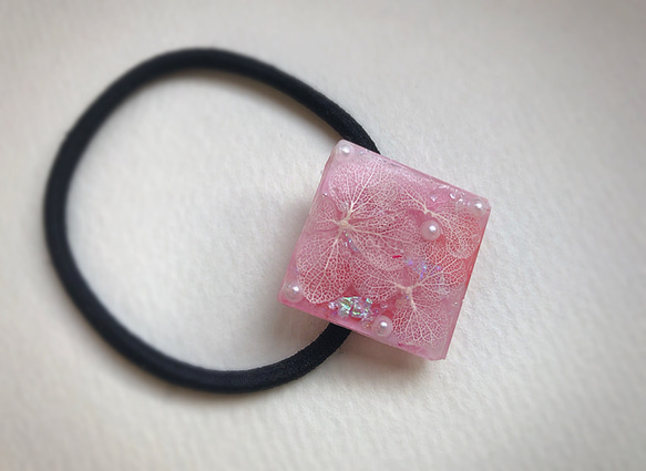 送料無料　レジン　お花のヘアゴム　紫陽花　白　ピンク　赤　華やかに可愛らしく　スクエア型ですっきり　 1枚目の画像