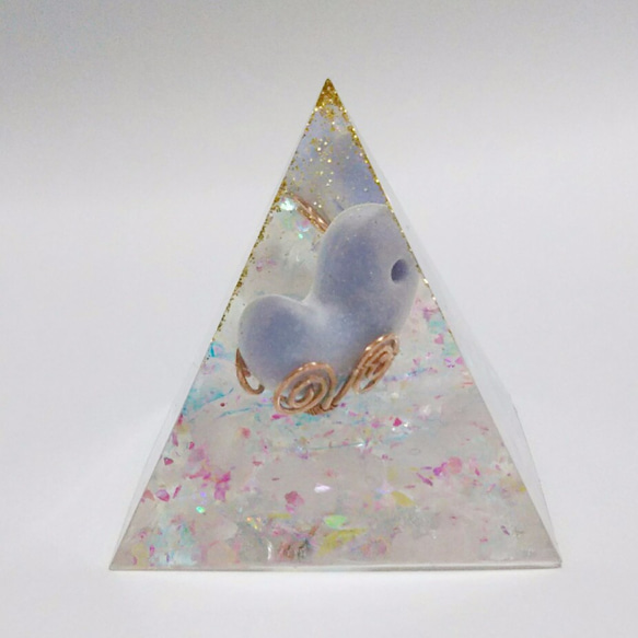 伝統色／薄色（淡い紫）の出雲型勾玉 封印オルゴナイト 3枚目の画像