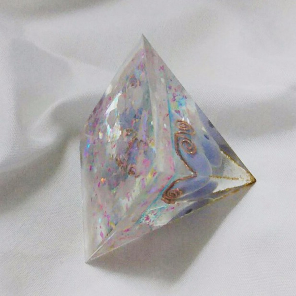 伝統色／薄色（淡い紫）の出雲型勾玉 封印オルゴナイト 4枚目の画像