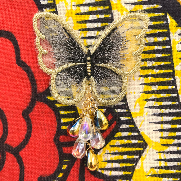 アフリカ布のポーチ✳︎蝶々ワッペン+ガラスビーズ 3枚目の画像