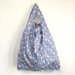 カルメンのベストショッピングバッグ - ライトブルー、ピンクの花の茎 1枚目の画像