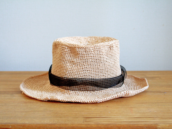夏を編む黒リボンの帽子 2枚目の画像