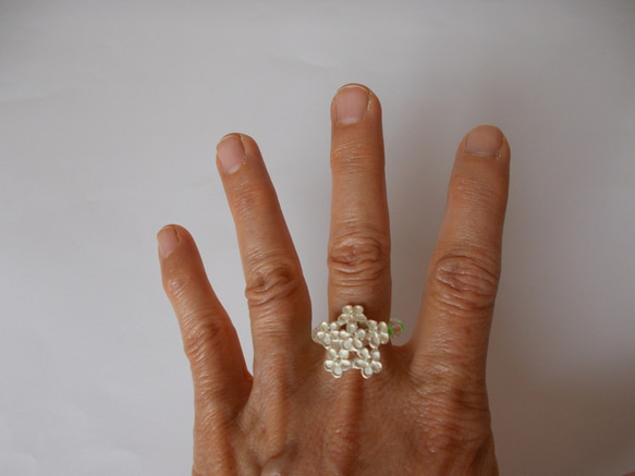 白いお花の指輪 2枚目の画像