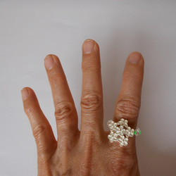 白いお花の指輪 3枚目の画像