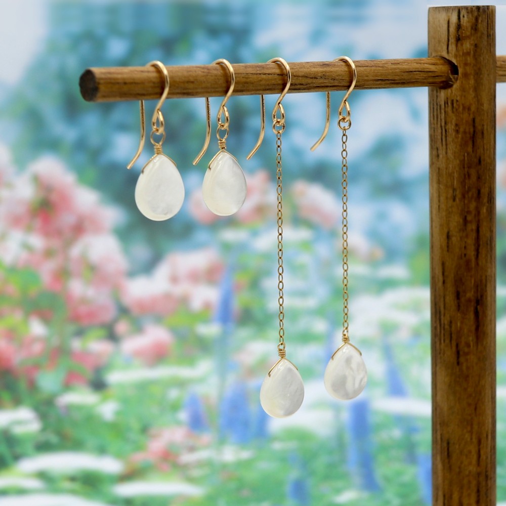 【ピアス・イヤリング】ありのままを包み込む光＊白蝶貝ペアシェイプカット（小）＊14KGF
