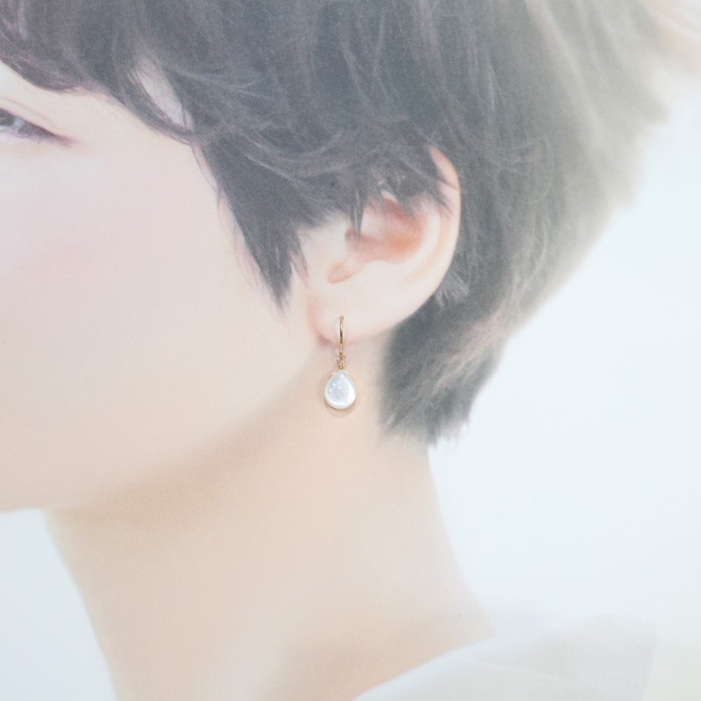 【ピアス・イヤリング】ありのままを包み込む光＊白蝶貝ペアシェイプカット（小）＊14KGF