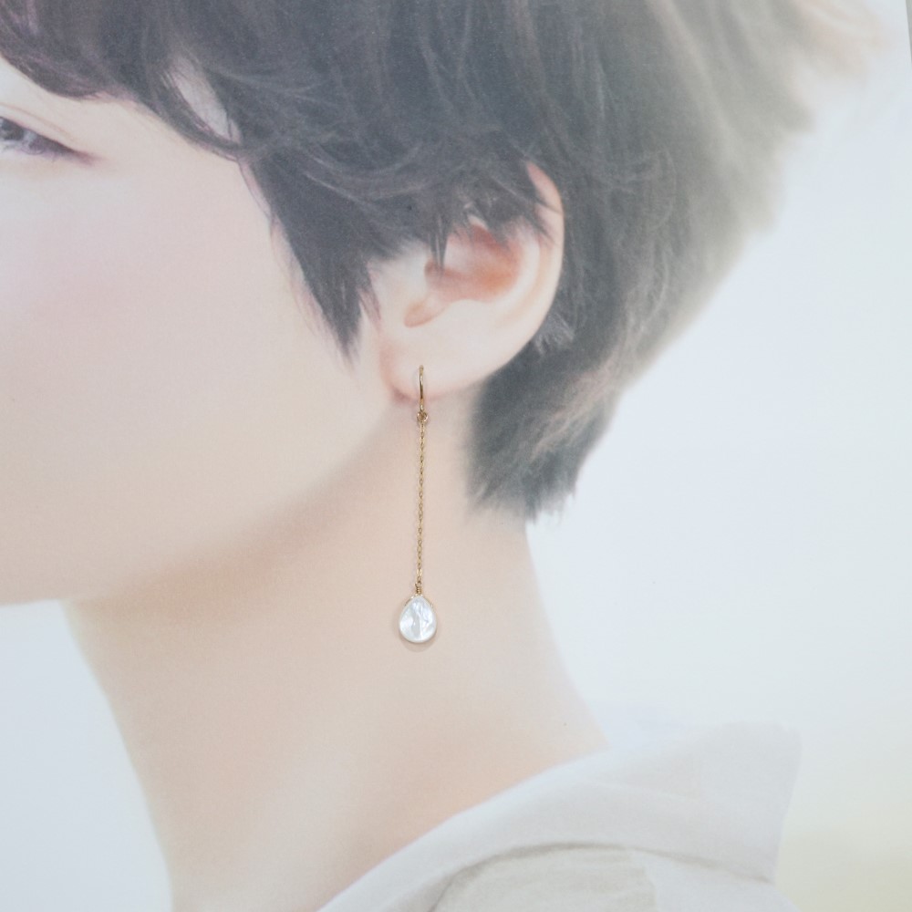 【ピアス・イヤリング】ありのままを包み込む光＊白蝶貝ペアシェイプカット（小）＊14KGF
