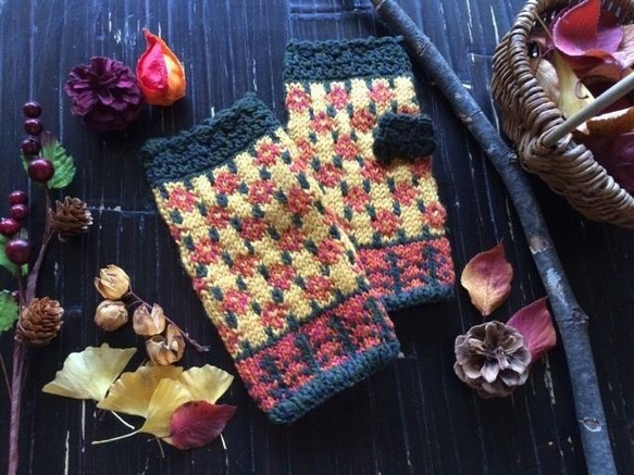 レトロ小花のハンドウォーマー【マスタード】