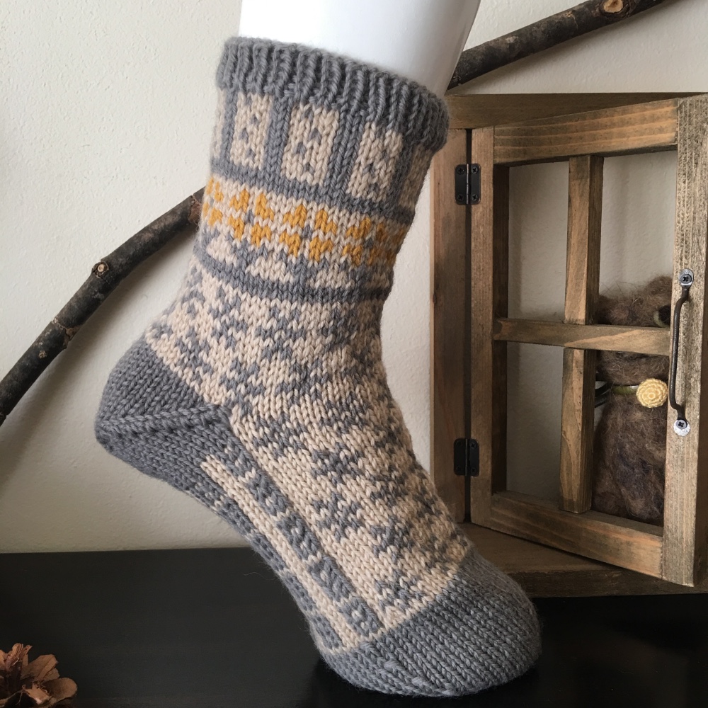 クラシカルフラワーの靴下【イエローグレー】