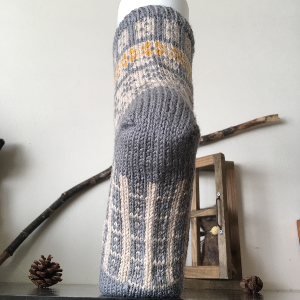 クラシカルフラワーの靴下【イエローグレー】