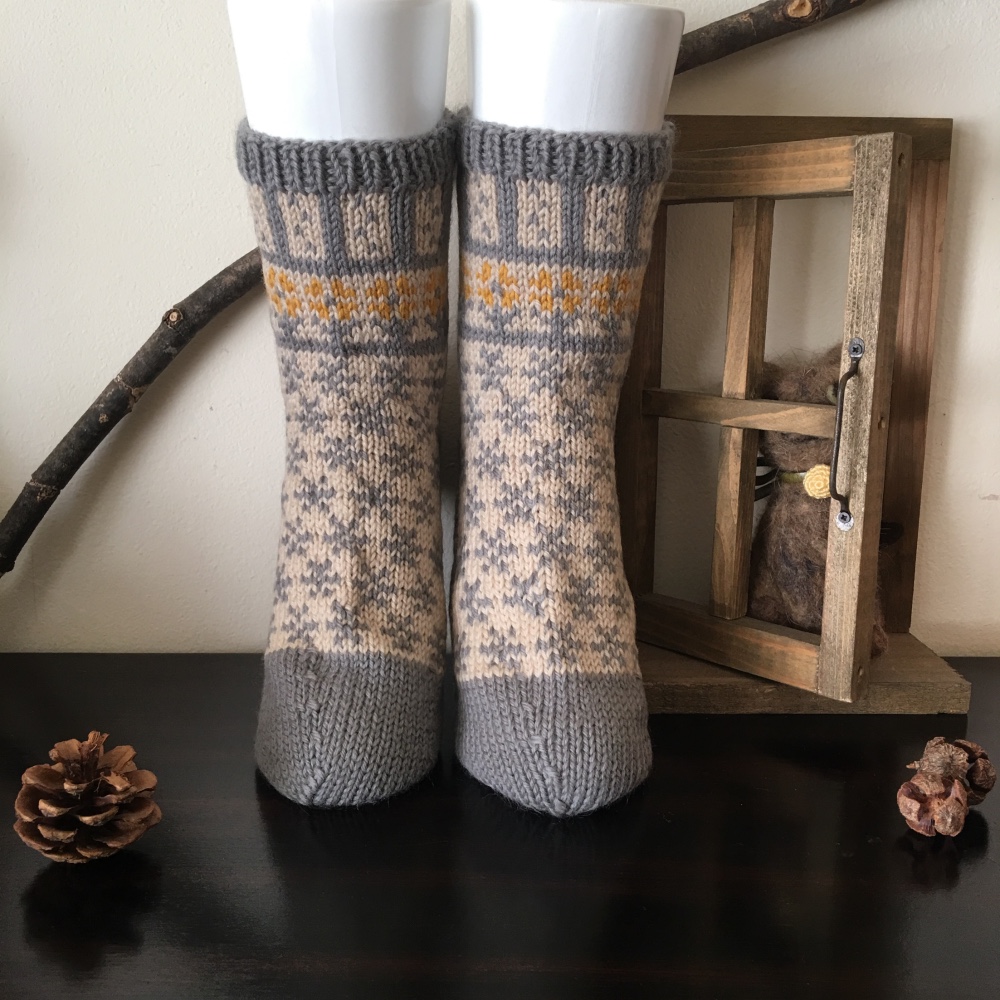 クラシカルフラワーの靴下【イエローグレー】