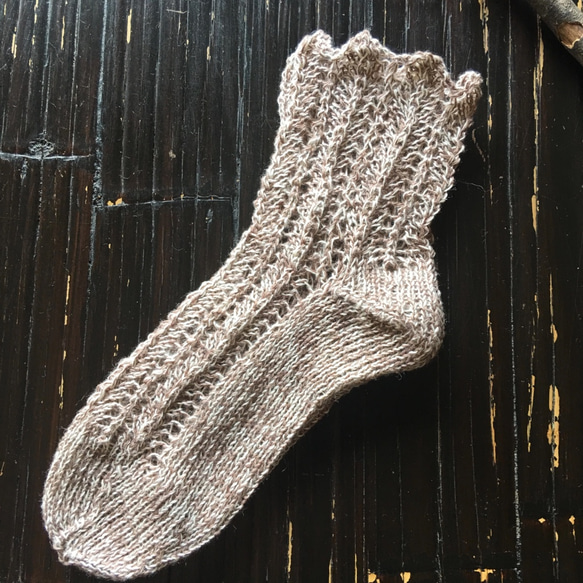 【zeroさまオーダー品】アイリッシュリネンのレース編み靴下 2枚目の画像