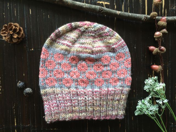 ピンクブルーの編み込み帽子 1枚目の画像