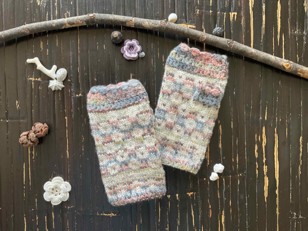 マーガレットの編み込みハンドウォーマー【アーシーブルー】