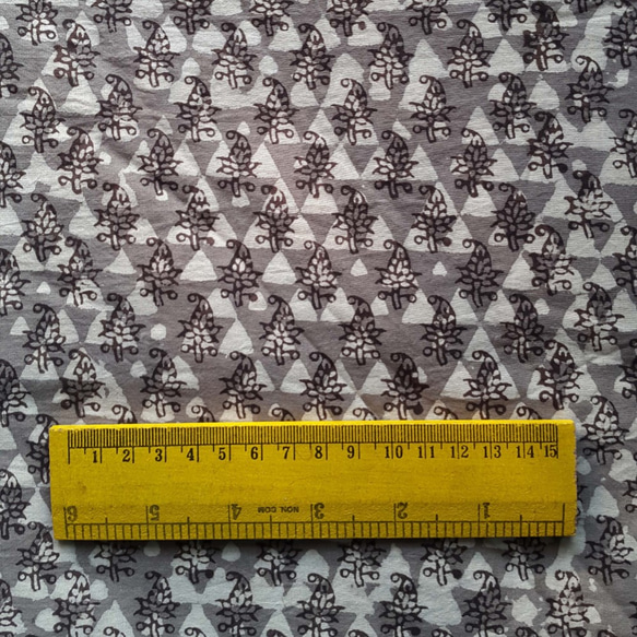 バグルーナチュラルダイ　５０ｃｍ　グレー　小花　ハンドブロックプリント インドコットン 5枚目の画像