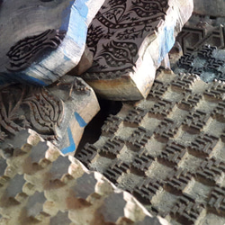アジュラクブロックプリント　伝統柄　ナチュラルダイ　インディゴブラウン　インドコットン　５０ｃｍ 7枚目の画像
