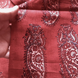 １ｍカット済み　アジュラク染め　インドハンドブロックプリント布　伝統柄ペイズリー　ナチュラルダイ　赤　 2枚目の画像