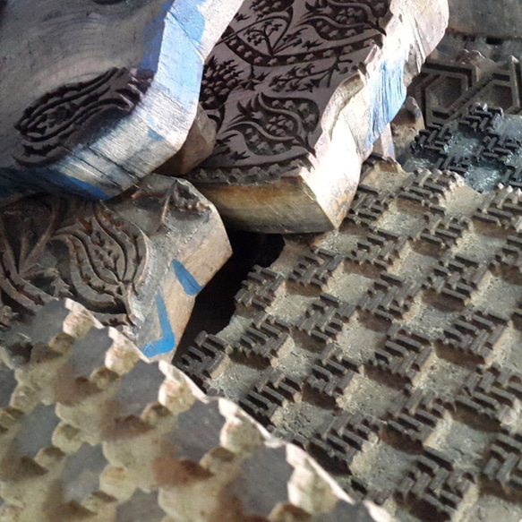 アジュラク染め　５０ｃｍ ハンドブロックプリント布　伝統柄　ナチュラルダイ　インディゴレッド 7枚目の画像
