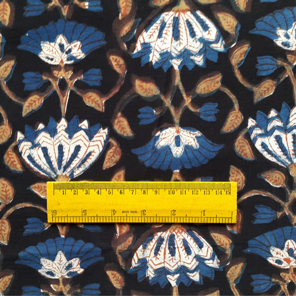 バグルーハンドブロックプリント 50cm ナチュラルダイ　インディゴブルーX黒　花文様柄　コットン 3枚目の画像