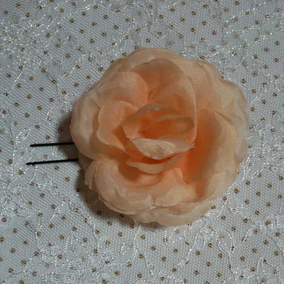 薄いオレンジ色のお花のUピン 1枚目の画像