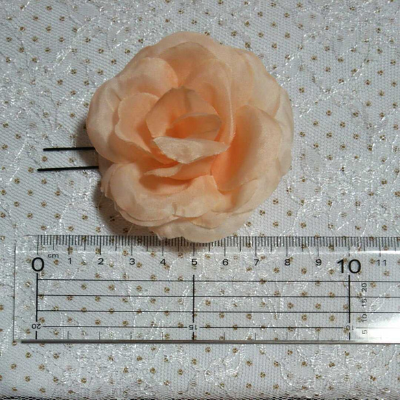 薄いオレンジ色のお花のUピン 3枚目の画像