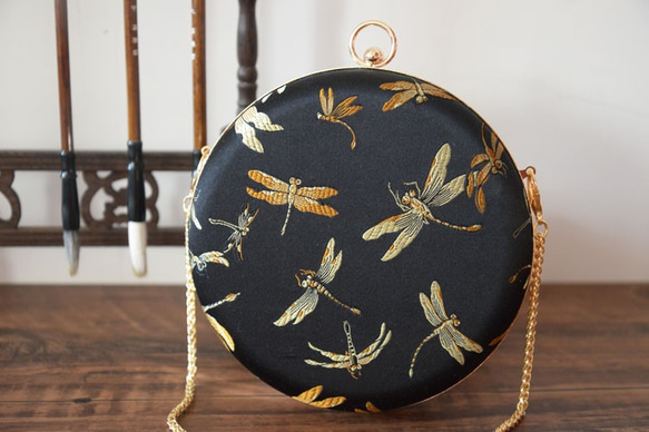 《文藝蜻蜒》刺繡圓形盒子包 Dragonfly Embroidery Circle Box Bag 第1張的照片