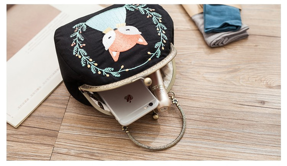 《小狐狸》刺繡小包包  Embroidered Little Fox Cross-body/Hand-carry Bag 第2張的照片