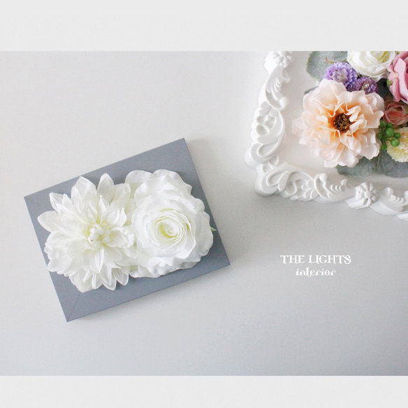 [完売しました]フレームフラワー｜グレーの額と白い花の壁掛けスタイル ウォールデコレーション 6枚目の画像