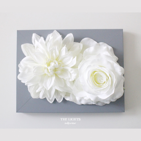 [完売しました]フレームフラワー｜グレーの額と白い花の壁掛けスタイル ウォールデコレーション 8枚目の画像