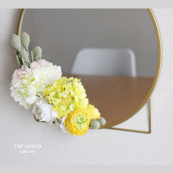 【完売しました】フラワーミラー｜ゴールドの丸い鏡を白と黄色の花でデコレーション｜ウォールミラー 卓上ミラー 4枚目の画像