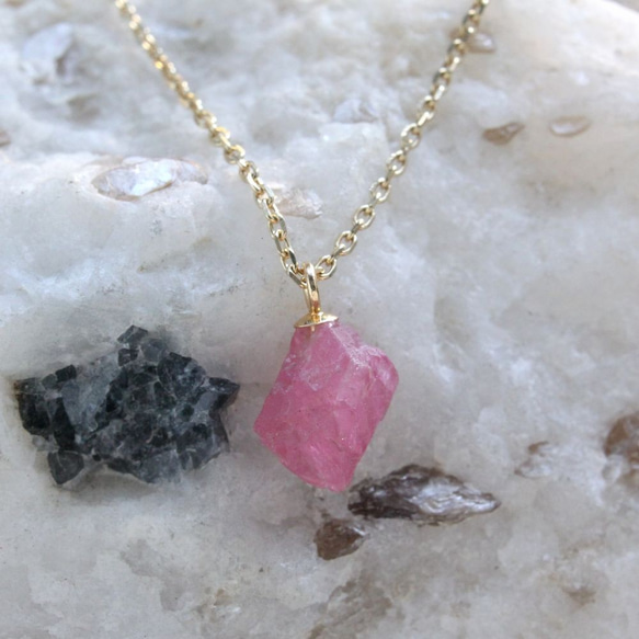 Rough Rock Pink Spinel Necklace w/ K10YG ピンクスピネルの原石ネックレス 2枚目の画像