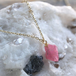 Rough Rock Pink Spinel Necklace w/ K10YG ピンクスピネルの原石ネックレス 3枚目の画像