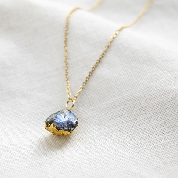 "漆塗り"ブルームーンストーンの原石ネックレス Rough Rock Blue Moonstone Necklace 2枚目の画像