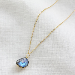 "漆塗り"ブルームーンストーンの原石ネックレス Rough Rock Blue Moonstone Necklace 3枚目の画像