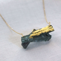 "漆塗り"グリーントルマリンの原石ネックレス Green Tourmarine Necklace Urushi K10 1枚目の画像