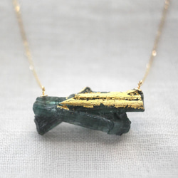 "漆塗り"グリーントルマリンの原石ネックレス Green Tourmarine Necklace Urushi K10 2枚目の画像