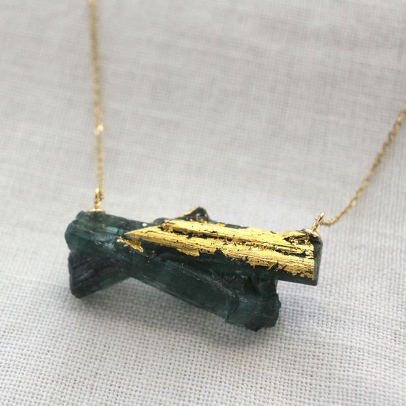 "漆塗り"グリーントルマリンの原石ネックレス Green Tourmarine Necklace Urushi K10 3枚目の画像