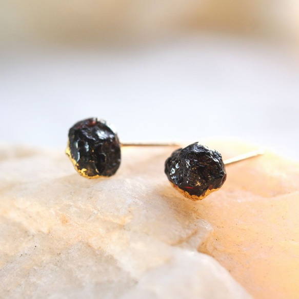 "漆塗り"ガーネットの原石ピアス Rough Rock Garnet Earrings Urushi 14KGF 2枚目の画像