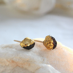 "漆塗り"ガーネットの原石ピアス Rough Rock Garnet Earrings Urushi 14KGF 3枚目の画像