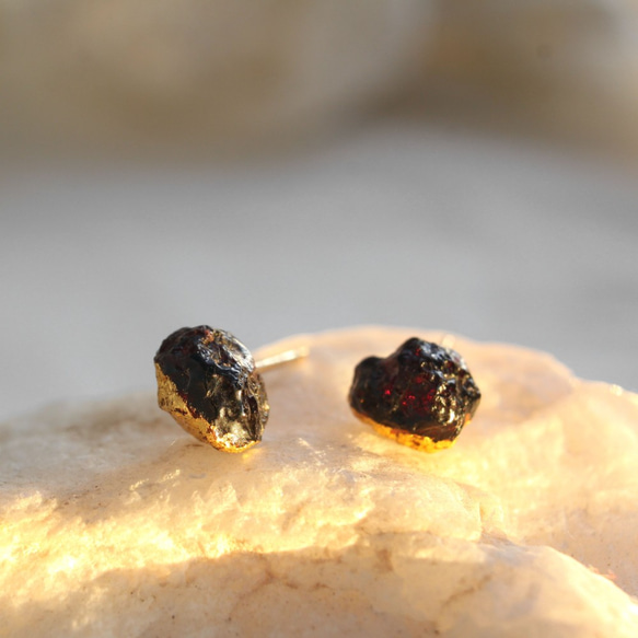 "漆塗り"ガーネットの原石ピアス Rough Rock Garnet Earrings Urushi 14KGF 4枚目の画像