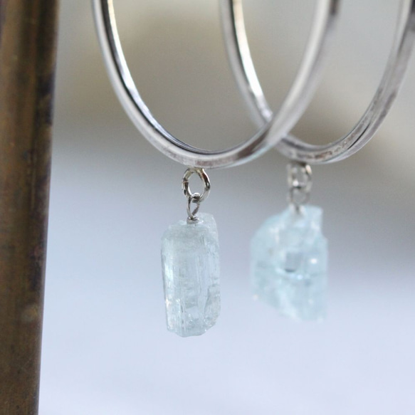 Rough Rock Aquamarine Hooped earrings アクアマリンの原石フープピアス　Silver 5枚目の画像