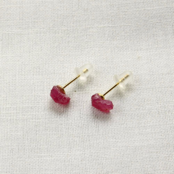 Rough Rock Ruby Stud Pierce ルビーの原石ピアス 4枚目の画像