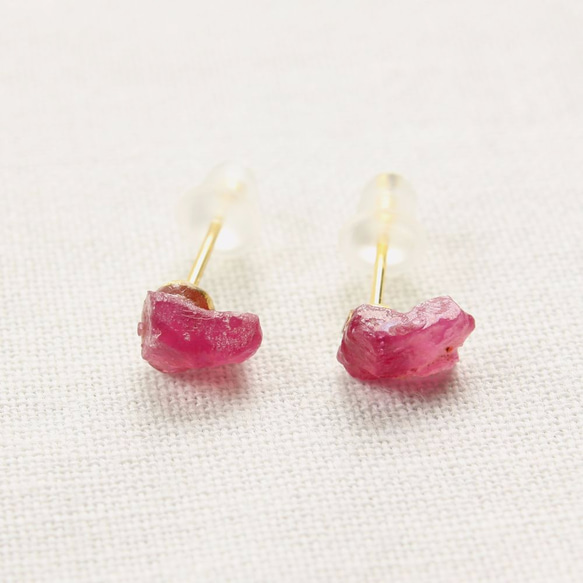 Rough Rock Ruby Stud Pierce ルビーの原石ピアス 5枚目の画像