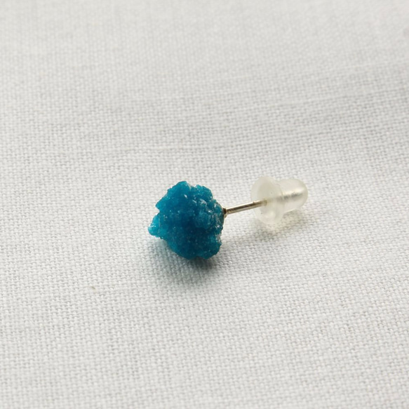 Cavansite Stud Pierce　カバンサイトのスタッドピアス（片耳用） 2枚目の画像