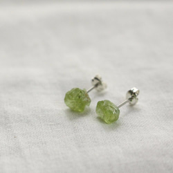 Rough Rock Peridot Stud Pierce ｗ/ Stainless Steel 3枚目の画像