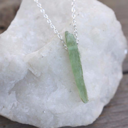 Rough Rock Green Kyanite Necklace グリーンカイヤナイトの原石ネックレス 1枚目の画像