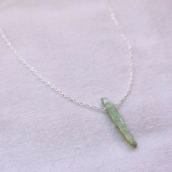 Rough Rock Green Kyanite Necklace グリーンカイヤナイトの原石ネックレス 2枚目の画像