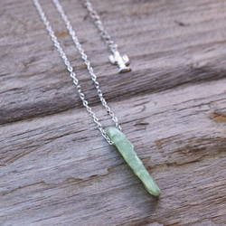 Rough Rock Green Kyanite Necklace グリーンカイヤナイトの原石ネックレス 3枚目の画像