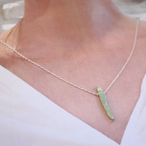 Rough Rock Green Kyanite Necklace グリーンカイヤナイトの原石ネックレス 6枚目の画像