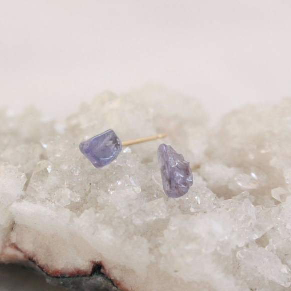 Rough Rock Tanzanite pierced earrings タンザナイトの原石ピアスＫ18　Ａ 1枚目の画像